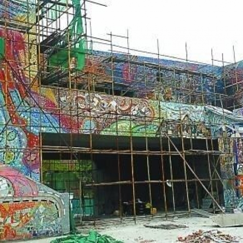 让罗中立美术馆外墙“霸道”得有艳有味